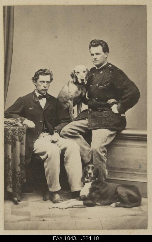 Corporate "Estonia" members Konrad Freifeldt (?) And Walter von Gruenewaldt with dogs, group photo