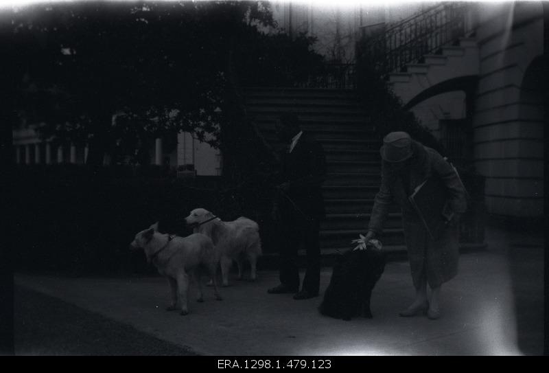 Eveline Maydell behind the White House with a servant of dogs and White House