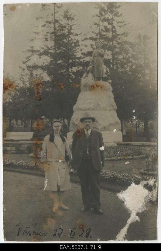 Aino Martin and Karl Martin Pärnus L.Koidula in the background of an honest pillar