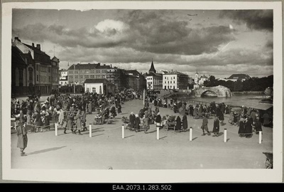 Market and German military personnel in Tartu on the Food Market, on the right broken stone bridge  duplicate photo