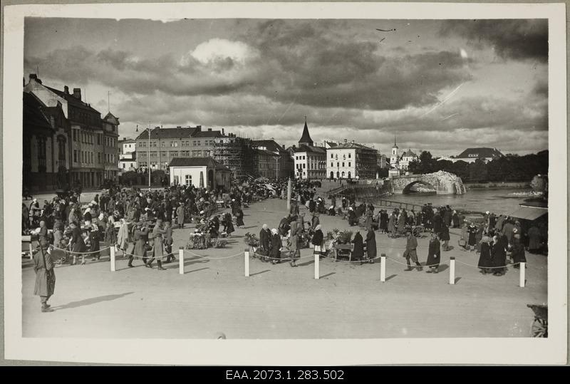 Market and German military personnel in Tartu on the Food Market, on the right broken stone bridge