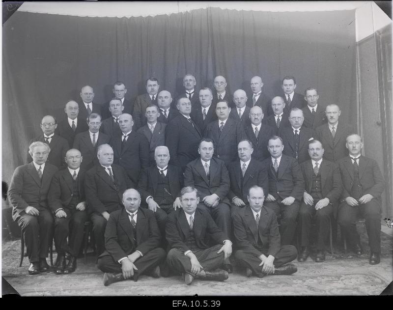 A group of members of the state political organization Isamaliit.