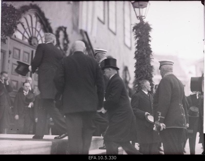 Representatives of the Estonian Government welcome the Swedish King Gustav V.  similar photo