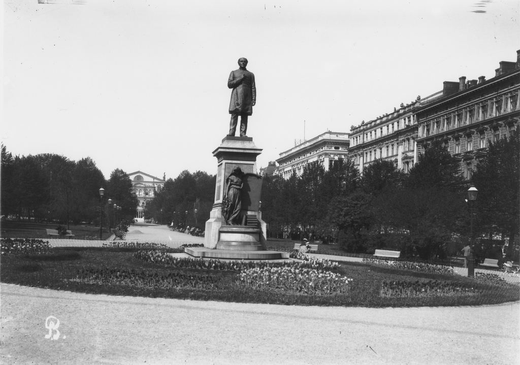 J. L. Runebergin muistopatsas. Runebergin esplanadi.
