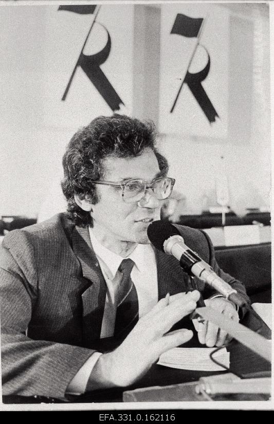 Hagi Šein, the Estonian Television employee, speaks at the Estonian National Congress.