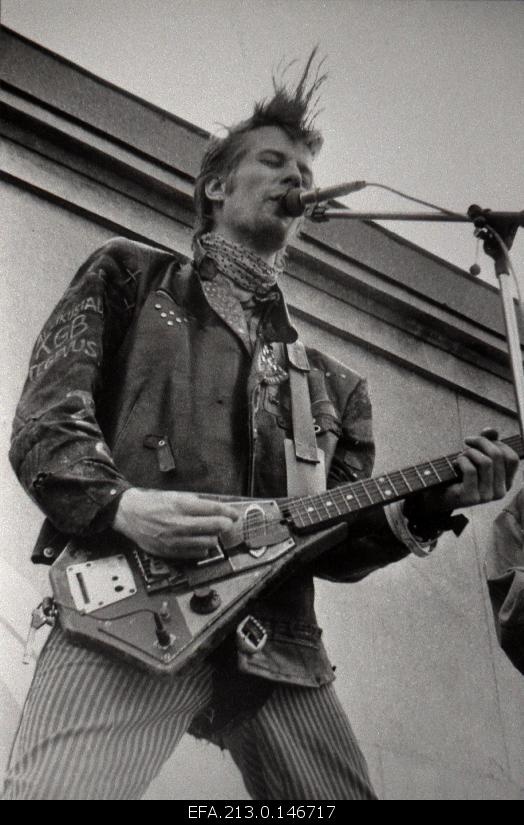 Poet, composer, singer, punch and guitar Villu Tamme.