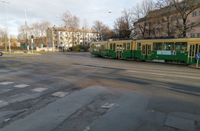 Raitiovaunu K Käpylänaukiolla, kääntymässä Pohjolankadulta, Mäkelänkadulle rephoto