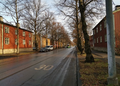 Linjan 1 raitiovaunu Pohjolankadulla Käpylässä. Taustalla Pohjolanaukio. rephoto