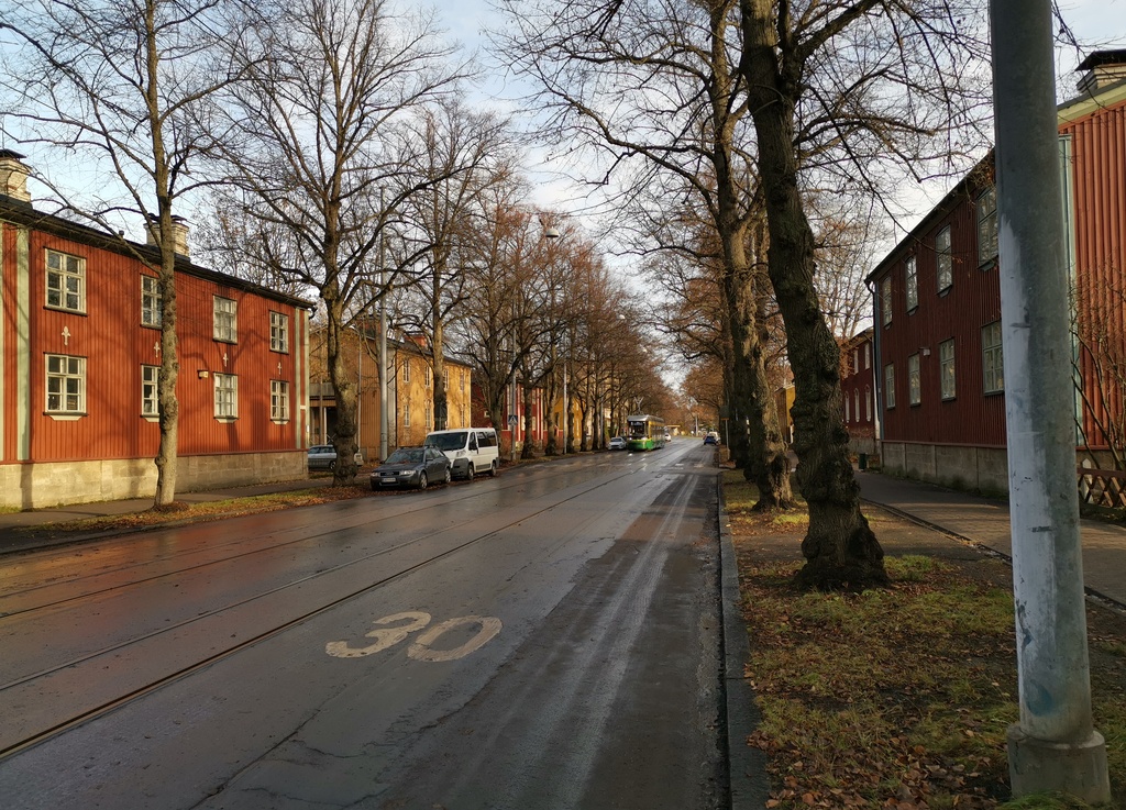 Linjan 1 raitiovaunu Pohjolankadulla Käpylässä. Taustalla Pohjolanaukio. rephoto