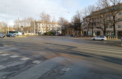 Käpylänaukio. Pohjolankadun, Mäkelänkadun ja Peräpohjolantien (Vaakalinnuntien) risteys. Vasemmalla huoltoasema ja Pohjolankatu 2. Oikealla Pohjolankatu 1. - Mäkelänkatu 99. rephoto