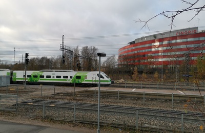 Juna Käpylän asemalla. rephoto