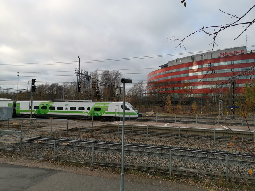 Juna Käpylän asemalla. rephoto