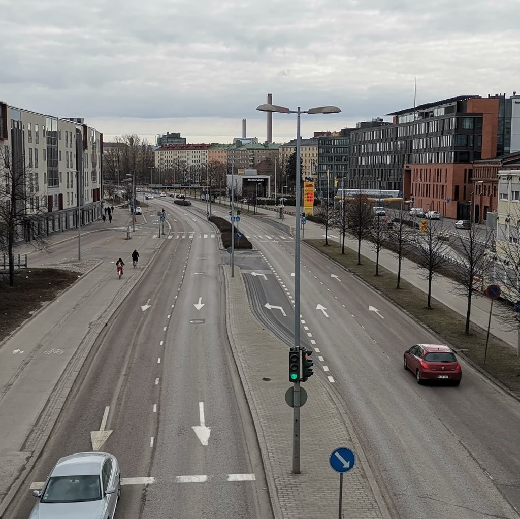 Vallilan teollisuusalue kuvattuna sillalta Sturenkadun ja Teollisuuskadun risteyksessä. Vallilan tavara-asema ja Satamarata. Vasemmalla Teollisuuskatu 3, jossa on Primulan leipomo. Oikealla Satamaradankatu 3. Taustalla vasemmalta alkaen: Aleksis Kiven katu 4, 8, 10, 12, 14, 16, 18. Vasemmalla puolella pysäköidyt autot etualalta lukien: Triumph Herald, Volkswagen, kaksi Volvo Amazonia,  Volvo 164, Volvo Amazon, Volkswagen ja Volvo Amazon. Tiellä liikenteessä ajaa Bedford -kuorma-auto, Ford Cortina sekä Peugeot 404. rephoto