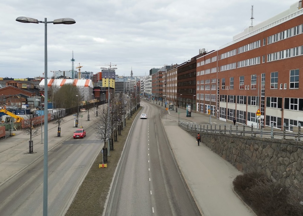 Teollisuuskatu 11, 15, 17, 19, 21. Vasemmalla Pasilan konepajan alue. rephoto