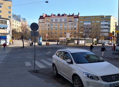 Etualalla Helsinginkatu 4. Takana matala vaalea kivitalo ja korkea kivitalo pääty kuvaan pain on Vaasankatu 5 - Pengerkatu 30 (= Kinaporinkatu 2). Kivitalo oikealla Vaasankatu 3 (= Vaasanpolku 3) - Pengerkatu 31 (= Kinaporinkatu 1).. rephoto