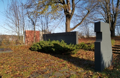 Vanhakaupunki, Kirkkorinne. Helsingin 400-vuotismuistomerkin paljastustilaisuus. Keskellä kuvanveistäjä Yrjö Rosolan suunnittelema muistomerkki, jossa Kustaa Vaasan profiilikuva ja teksti "Tälle paikalle perusti Kustaa Vaasa Helsingin kaupungin vuonna 1550. På denna plats grundade Gustav Vasa Helsingfors stad år 1550." rephoto