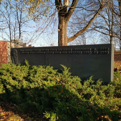 Helsingin 400-vuotismuistomerkki, Kirkkorinne, Vanhakaupunki. Graniittipaaden suunnitteli kuvanveistäjä Yrjö Rosola, se paljastettiin kesäkuussa 1950. Siinä on vasemmalla Kustaa Vaasan profiilikuva vieressään teksti: "Tälle paikalle perusti Kustaa Vaasa Helsingin kaupungin vuonna 1550. På denna plats grundade Gustav Vasa Helsingfors stad år 1550". rephoto