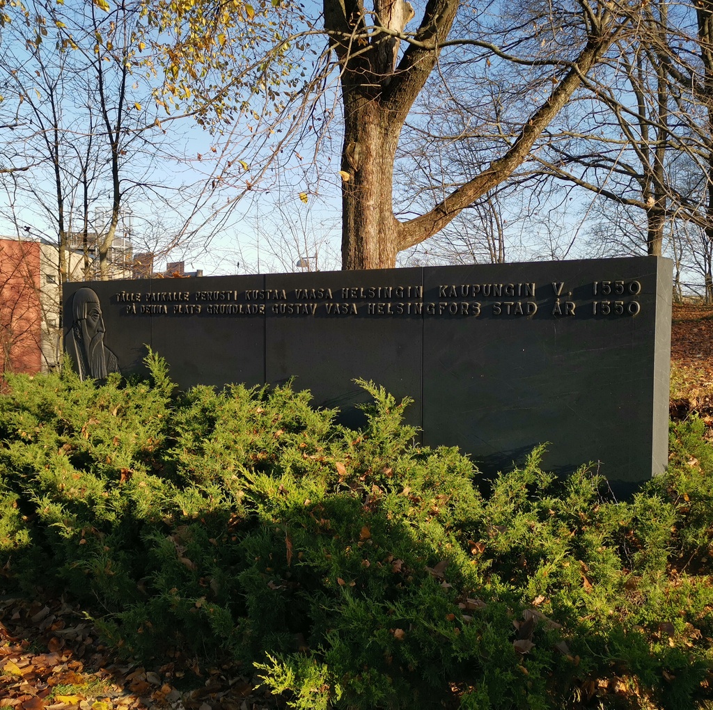 Helsingin 400-vuotismuistomerkki, Kirkkorinne, Vanhakaupunki. Graniittipaaden suunnitteli kuvanveistäjä Yrjö Rosola, se paljastettiin kesäkuussa 1950. Siinä on vasemmalla Kustaa Vaasan profiilikuva vieressään teksti: "Tälle paikalle perusti Kustaa Vaasa Helsingin kaupungin vuonna 1550. På denna plats grundade Gustav Vasa Helsingfors stad år 1550". rephoto