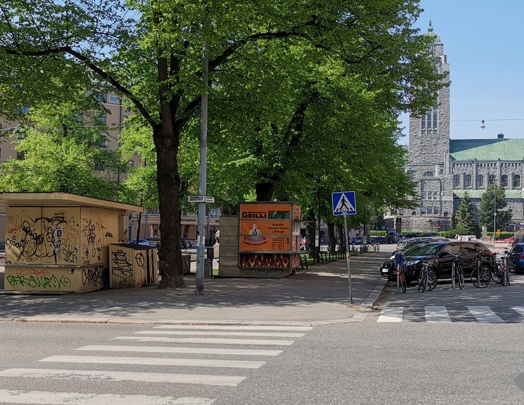 Kioski Karhupuistossa Fleminginkadun puolella, taustalla oikealla Agricolankatu 13, vasemmalla taustalla Kallion kirkko. rephoto