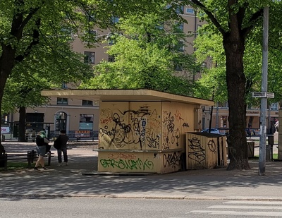 Kioski Karhupuistossa Fleminginkadun puolella, taustalla oikealla Agricolankatu 13, vasemmalla taustalla Kallion kirkko. rephoto