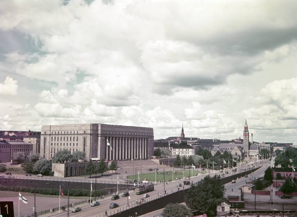 Helsingin olympialaiset 1952. Näkymä Mannerheimintielle Postitalon katolta. Juhlaliputus Mannerheimintiellä Eduskuntatalon edustalla.