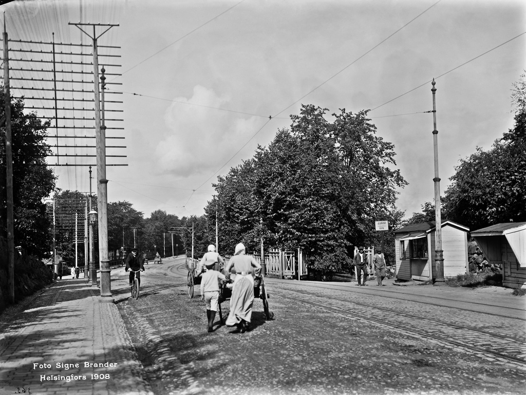 Läntinen Viertotie.  Nykyinen Mannerheimintie.  Oikealla Hesperian puisto.