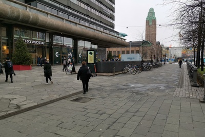 Keskuskatu 6, 8. Näkymä sateiselta Keskuskadulta rephoto