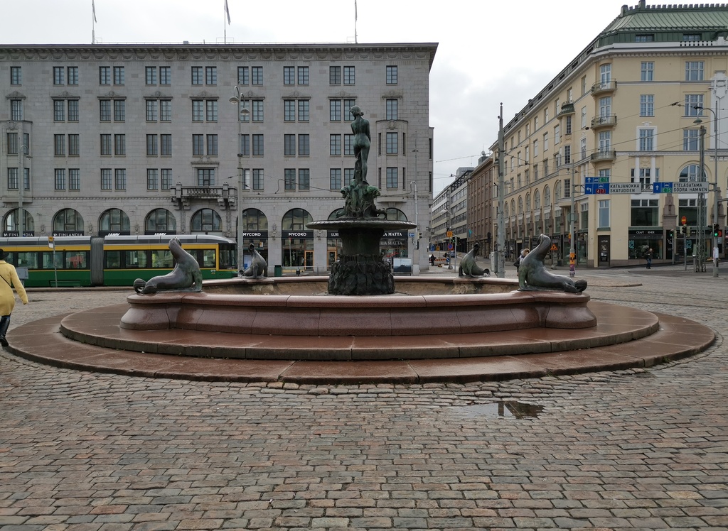 Havis Amanda, taustalla Eteläinen Esplanaadi katu 2 sekä Unioninkatu 26, 24, 22 ja 20. rephoto