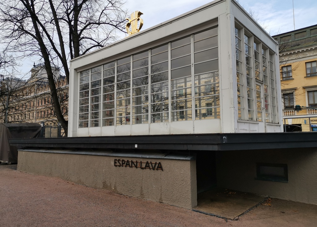 Kappeliesplanaadi, kapellimestari Alexei  Apostol johtaa orkesteria Esplanadin soittolavalla.. rephoto