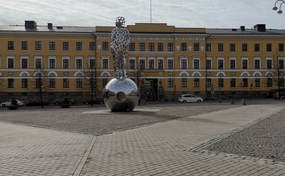 Suomen Kaartin kasarmi, Kasarmitorin laidalla. rephoto