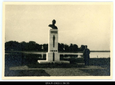 B. Laipman monument Haapsalu [Art of the shape on the desert Roman Haavamägi-Espenberg?]  duplicate photo