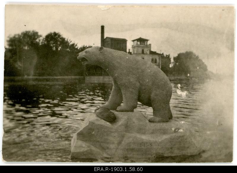 Roman Haavamägi-Espenberg shape "Jääkaru" on the beach of Haapsalu