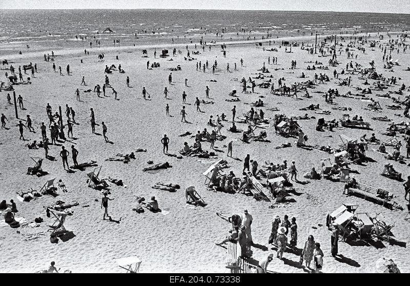 Holidaymakers on the beach of Pärnu.