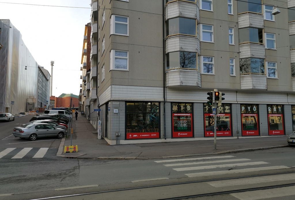 Läntinen Brahenkatu 8, Elannon leipämyymälä no 56  Läntinen Brahenkatu 10 ja Kirstinkatu 13. Etualalla mahdollisesti vuonna 1923 rakennettu työväen luistinranta (Kallion kenttä). rephoto