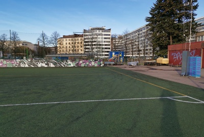 Luistelijoita Kallion urheilukentällä (Brahen kenttä), oik. Itäinen Brahenkatu 11 (Porvoonkatu 11), 13. rephoto