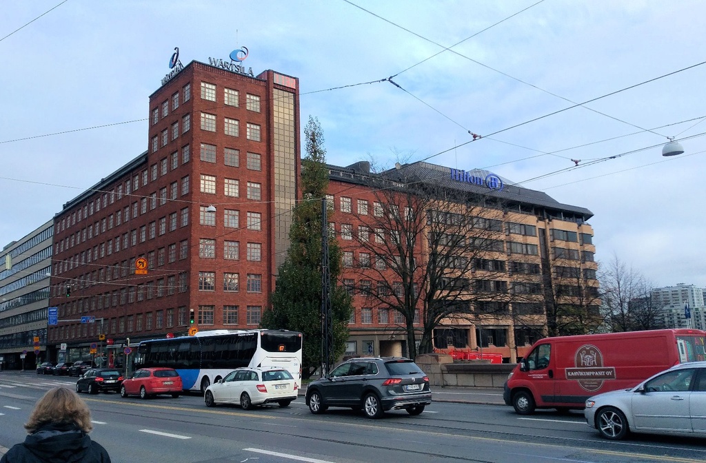 Jehovan todistaja, insinööri Kaarlo Hartevan esitelmää mainostava kulkue rephoto