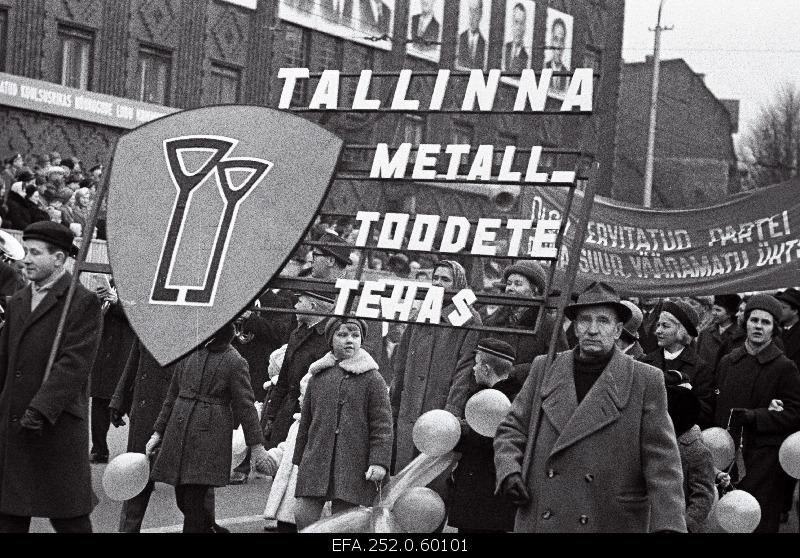 Employees of the Tallinn Metal Products Factory at the 49th anniversary of the Great Socialist October Revolution.