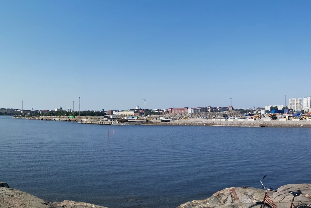 Sörnäisten satama, Sompasaari, itärantaa nähtynä Mustikkamaalta. Nosturi ja laiva Sompasaaren Sörnäisten laiturissa. Vasemmalla Nihti. rephoto