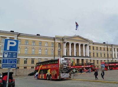 Leijonalippu on nostettu salkoon yliopiston päärakennuksen katolle Venäjän maaliskuun vallankumouksen johdosta. rephoto