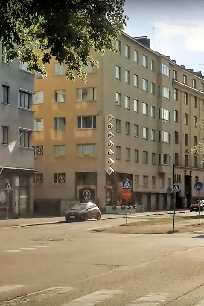 Aleksis Kiven katu 22. Karaokeravintola Populuksen toimitilat. Kadulla ravintolan terassi. rephoto