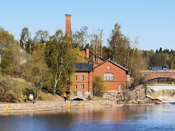 Näkymä Pornaistenniemestä Vanhankaupunginkosken suuntaan. Vanhan vesivoimalan rakennuksia kosken länsirannalla. rephoto