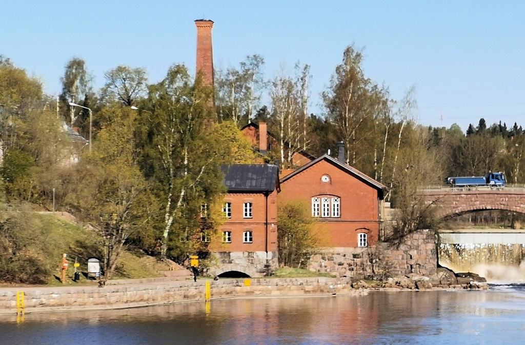 Näkymä Pornaistenniemestä Vanhankaupunginkosken suuntaan. Vanhan vesivoimalan rakennuksia kosken länsirannalla. rephoto