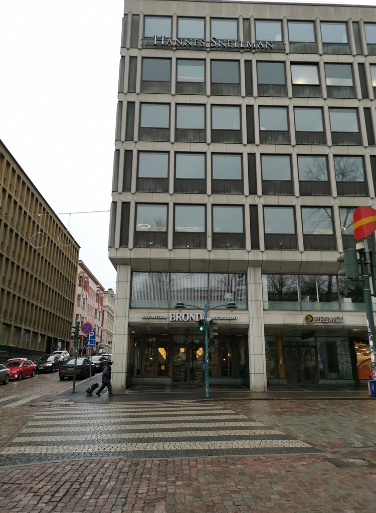 Eteläesplanadi 22 (entinen Erottajantori 2, Erottaja 2) Eliel Saarisen suunnittelema Pirtti-talo valmistui 1904, jossa mm rephoto