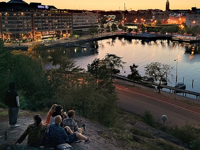 Siltavuorensatama.  Vasemmalla Siltasaarenkatu 1, John Stenbergin konetehdas.  Nykyinen John Stenbergin ranta 4.  Keskellä Hakaniementori. Kuvattu Siltavuorelta pohjoiseen. rephoto