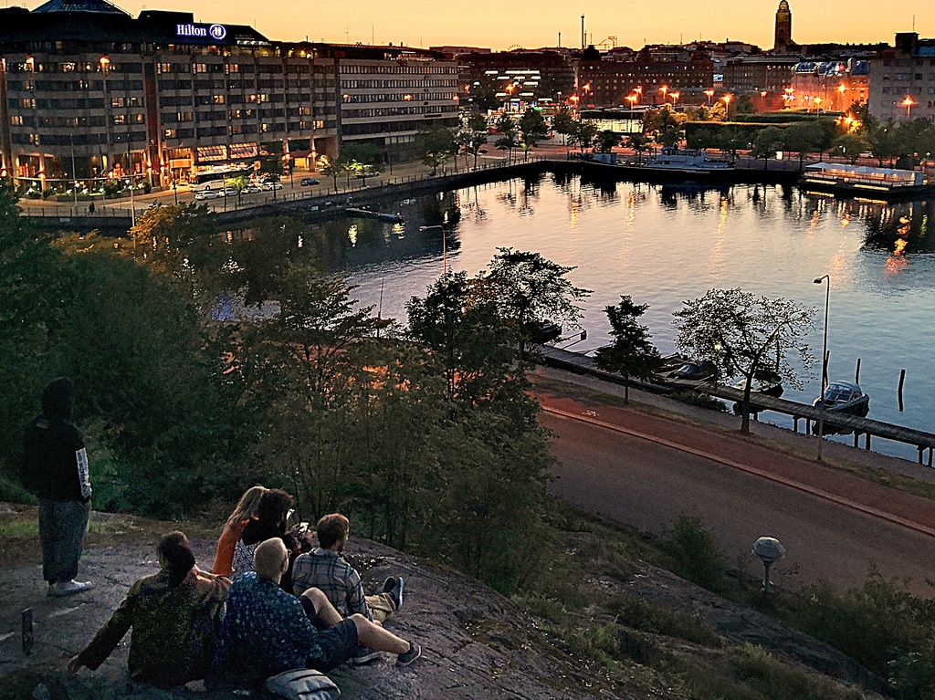 Siltavuorensatama.  Vasemmalla Siltasaarenkatu 1, John Stenbergin konetehdas.  Nykyinen John Stenbergin ranta 4.  Keskellä Hakaniementori. Kuvattu Siltavuorelta pohjoiseen. rephoto