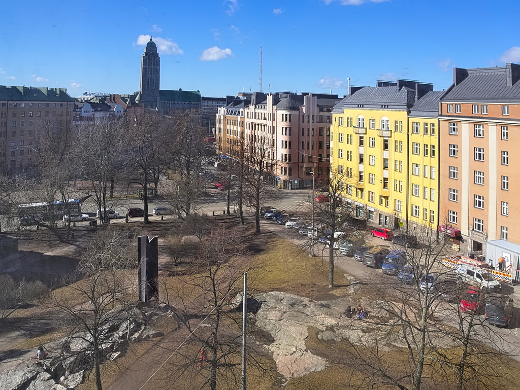 Keskellä Kaiku 9. Nykyisen Karhupuiston kohdalla rephoto
