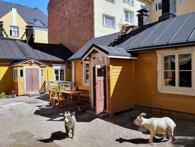 Kristianinkatu 12 pihan puolelta. Vasemmalla Martta Bröyer (Nevalainen). Katolle vieviin tikkaisiin nojaa mahdollisen tulipalon sammuttamisessa käytettävä palohaka. rephoto