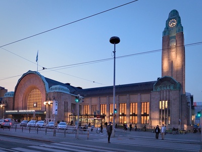 Helsingin rautatieasema Kaivokadun ja Hakasalmenkadun (Keskuskatu) kulmasta nähtynä.  Vanha Rautatieasema (1862) purettiin uuden Eliel Saarisen suunnitteleman (valmistui 1918) asemarakennuksen tieltä. rephoto
