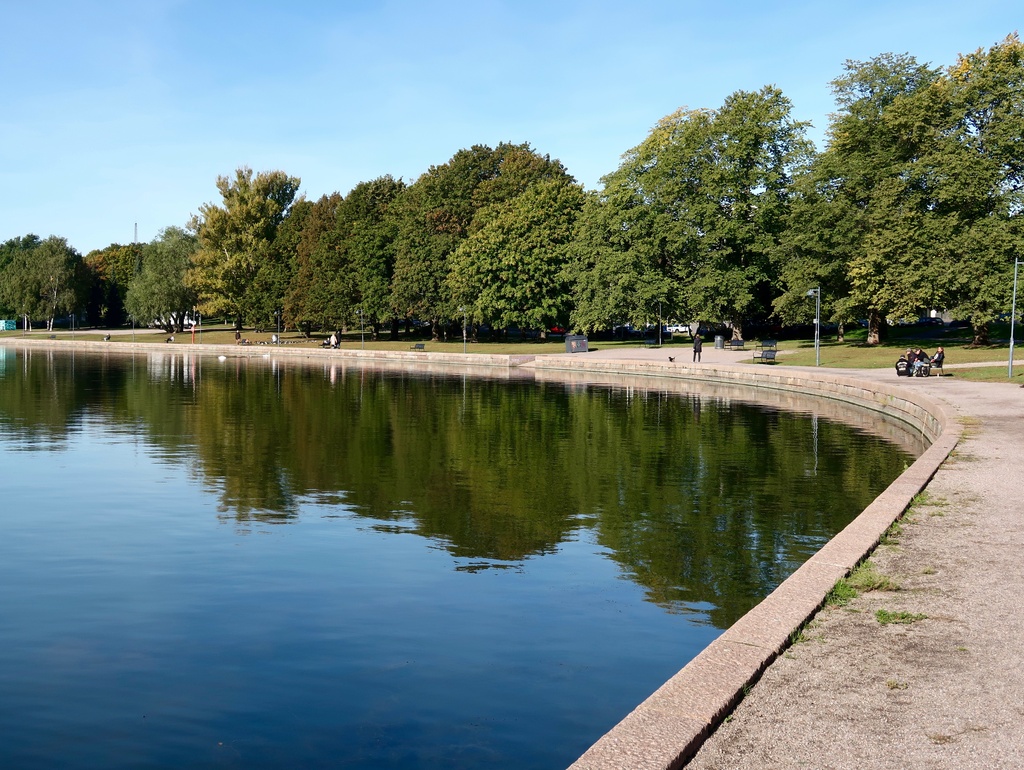 Eläintarhanlahden pohjoisranta. Taustalla Eläintarhan huvilat 1, 2, 3, 4. rephoto