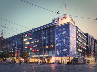 Heikinkatu 26, 24 (Mannerhiemintie 20) - Simonkatu 2, 4. Seinämainoksia: Mercator kirjapaino, Hufvudstadsbladet, Aura vakuutusyhtiö, Pellervo. Kalustaja-liikkeen nimikyltti. rephoto